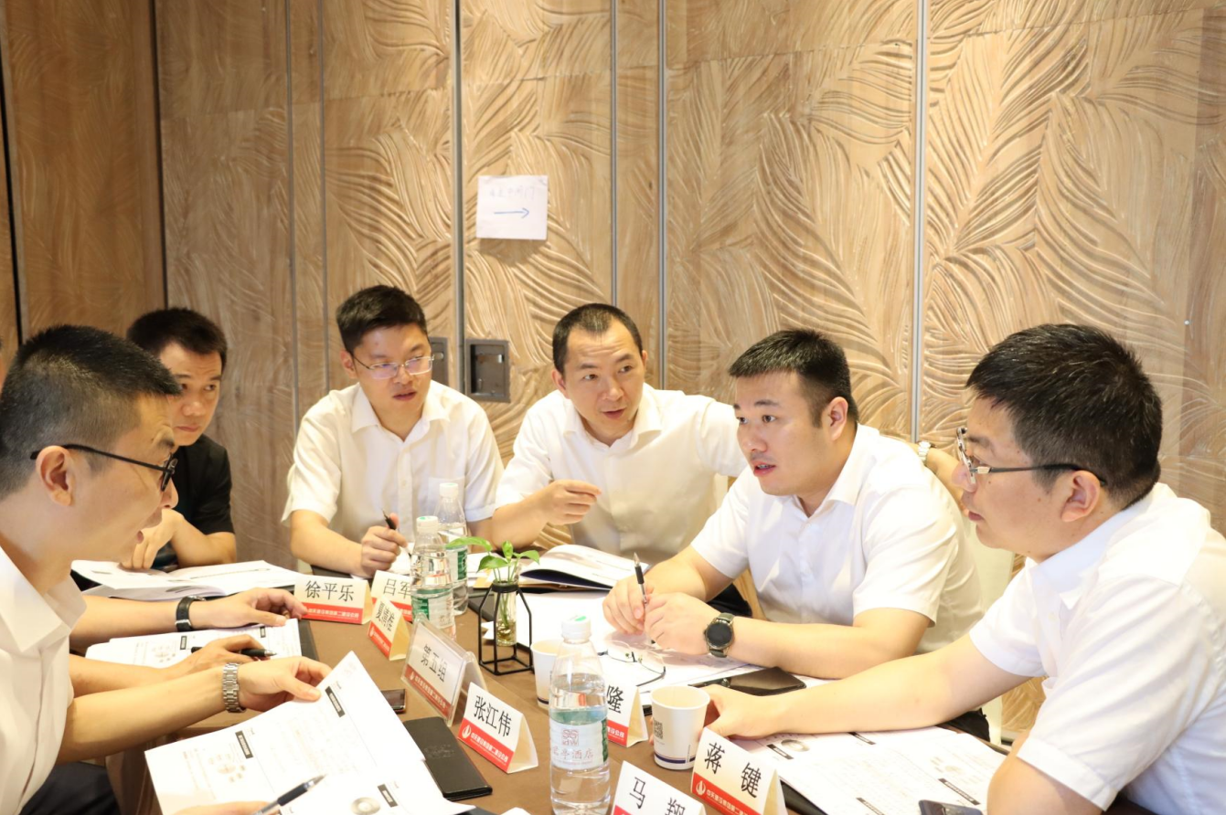 2021年6月25日-26日，尊龙时凯二建组织开展了2021年中高层主管执行力培训。本次培训特邀清华、北大、上海交大总裁班讲师，中国企业家协会特聘高级讲师许晋老师进行授课。