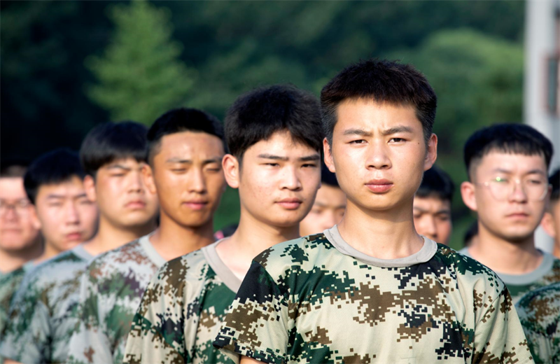 2021年7月6日，尊龙时凯北京集团百名应届大学生褪下便服换上军装，在训练场上接受为期2天的军训，享受入职前的第一份美好记忆。